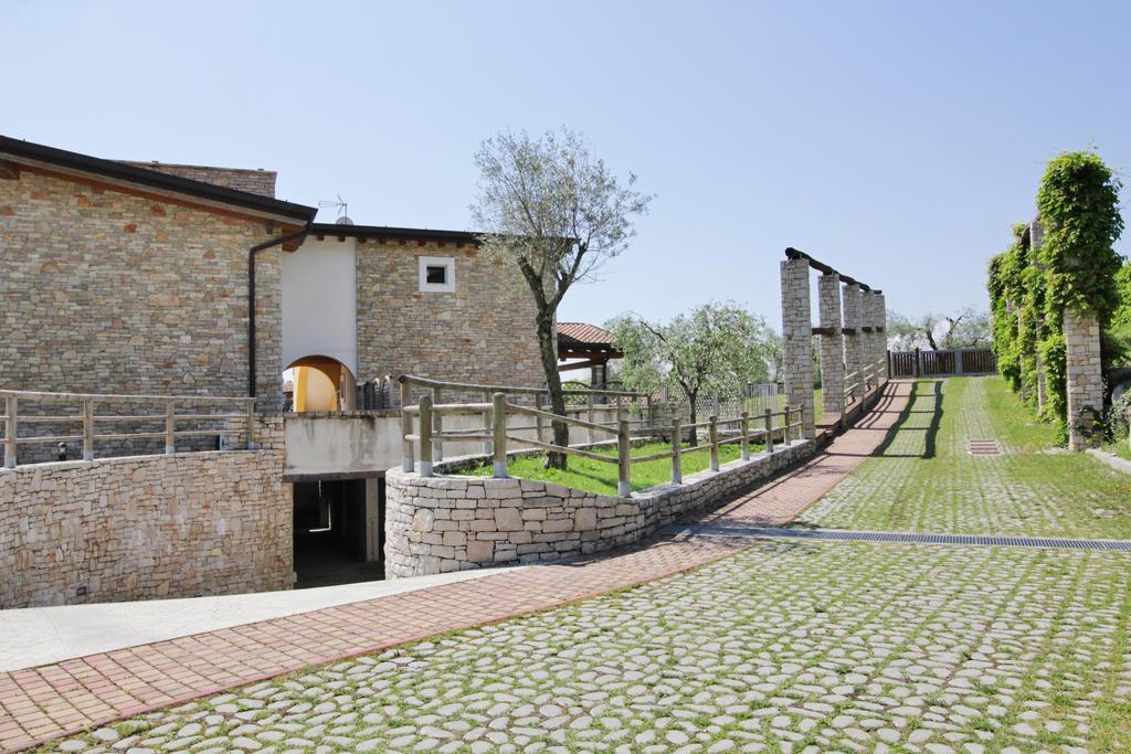 Residence "Borgo Le Torri" Toscolano Maderno Bagian luar foto