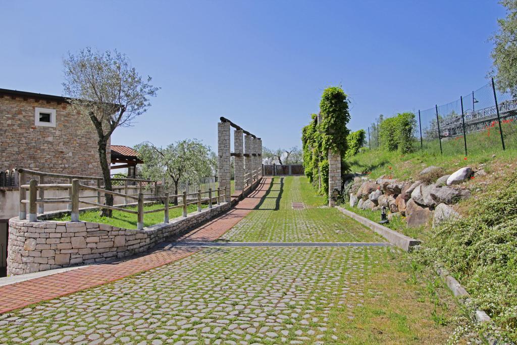 Residence "Borgo Le Torri" Toscolano Maderno Bagian luar foto