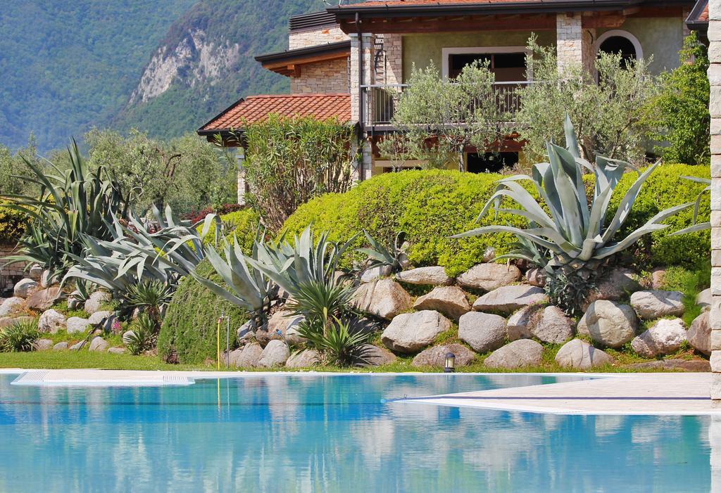 Residence "Borgo Le Torri" Toscolano Maderno Bagian luar foto